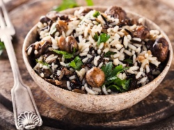 Пикантна оризова гарнитура с кафяв ориз, бял ориз, гъби, червена чушка и чили - снимка на рецептата